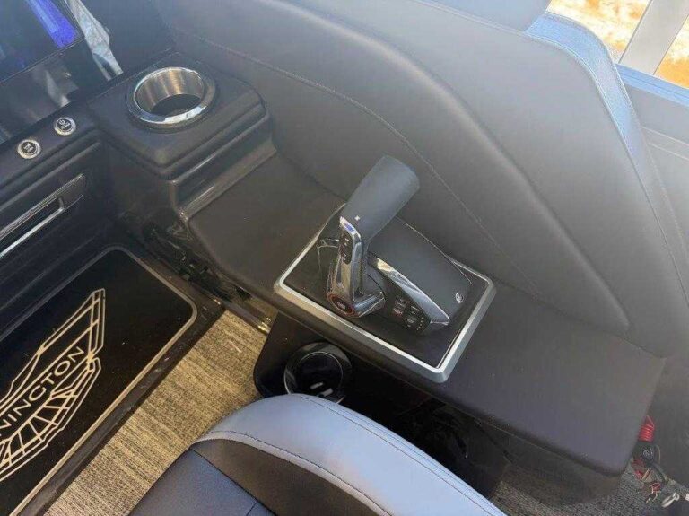 2026 Bennington 25QXSBWA - NEW DESIGN - ESP+ - Windshield - V10 425 HP!!! US-ETWS9307J526 [photo 21]